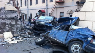 Illustration for article titled This is what happens when a Range Rover hits a wall at 120+ MPH